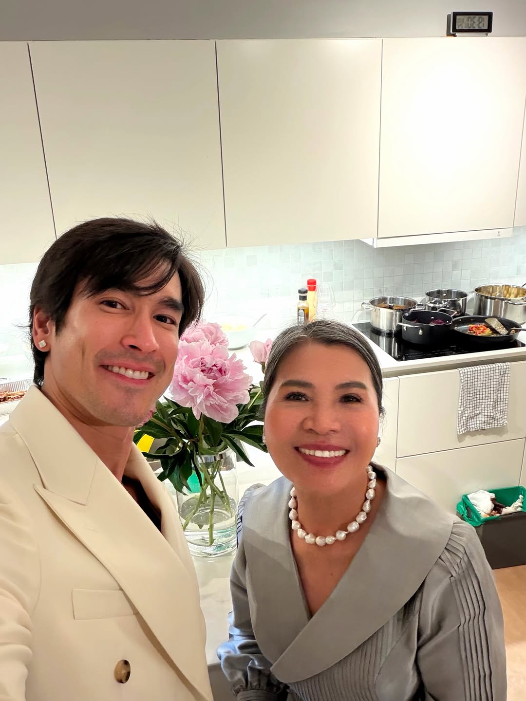 Nadech妈妈飞抵挪威备婚 Yaya贴心举动让准婆婆笑开花