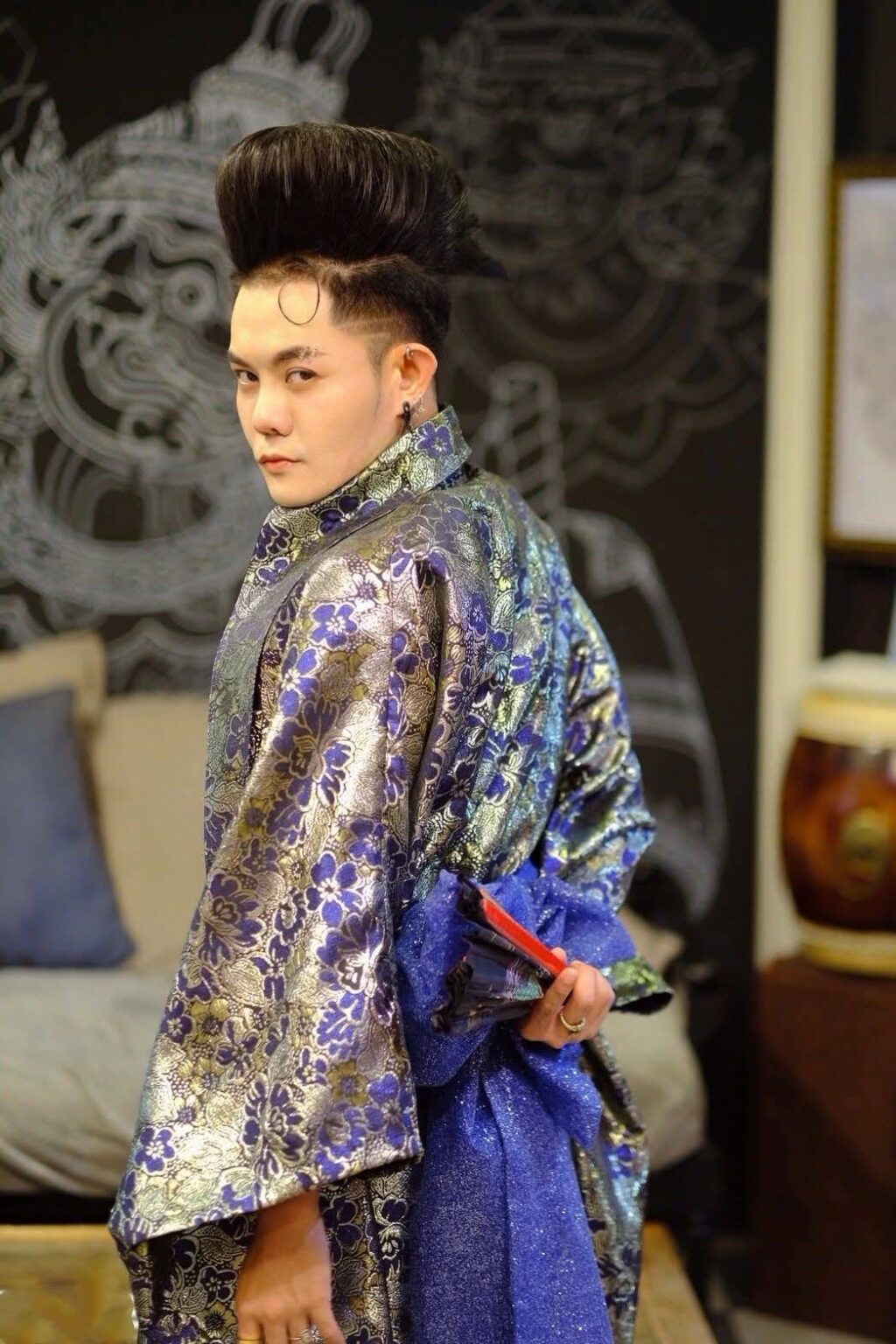 Keng Tachaya出席挚友灵堂告别仪式造型引质疑