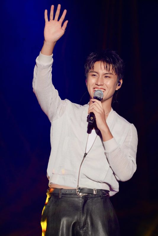Boom Saharat赴韩参加大型慈善演唱会 韩语献唱获掌声