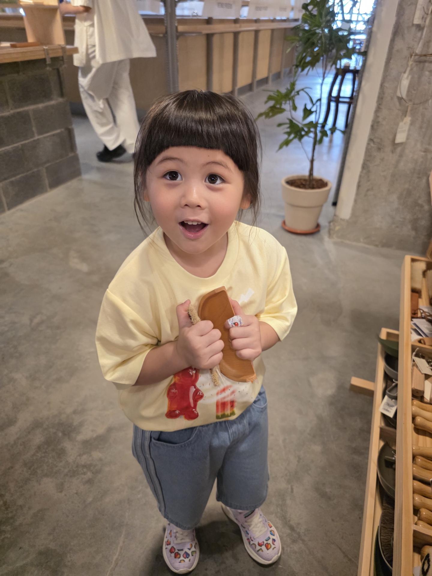 Chompoo被女儿灵魂拷问:为什么要买那么多杯子
