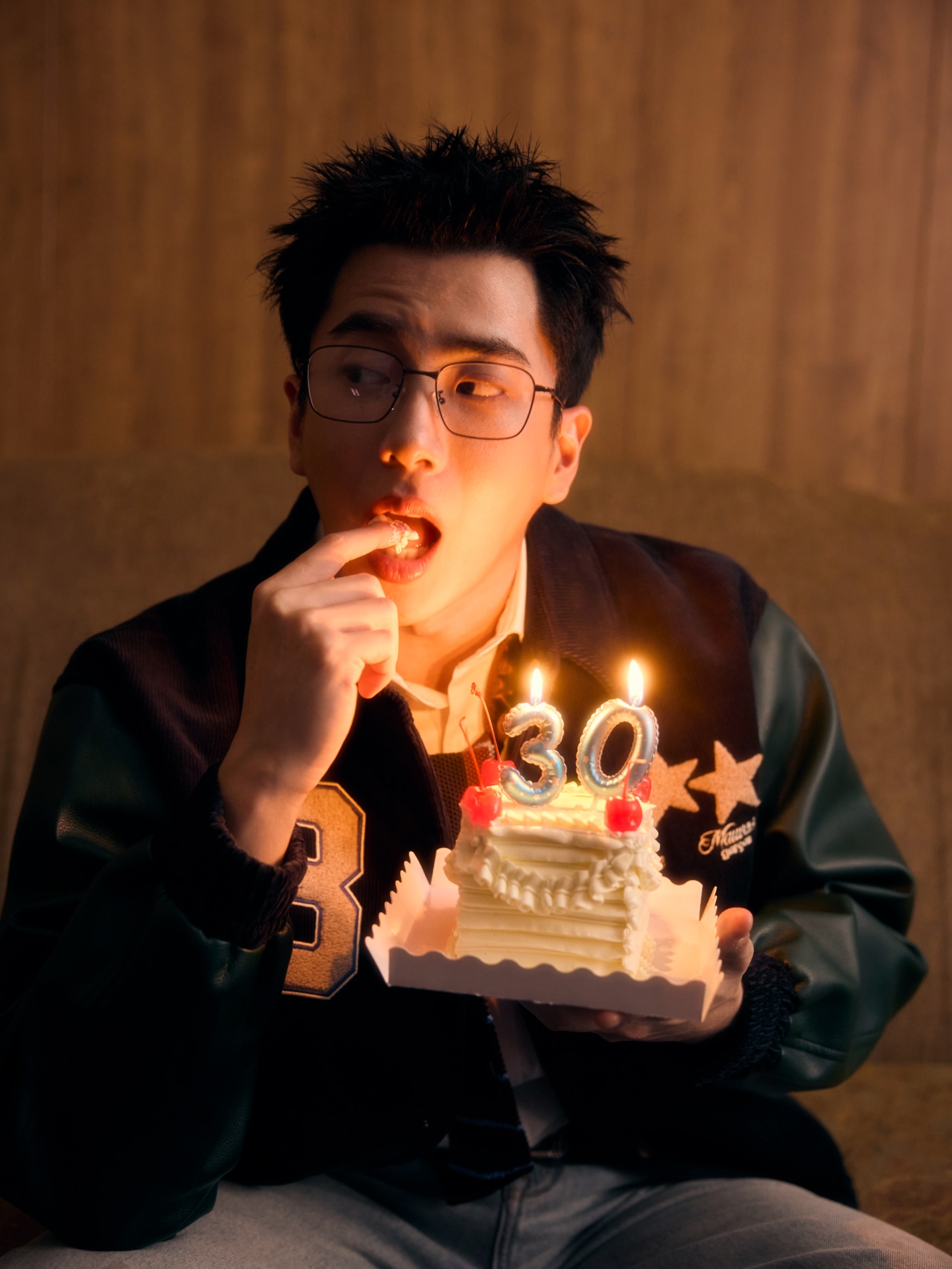 Nonkul迎30岁生日 眼镜造型清爽少年感不减
