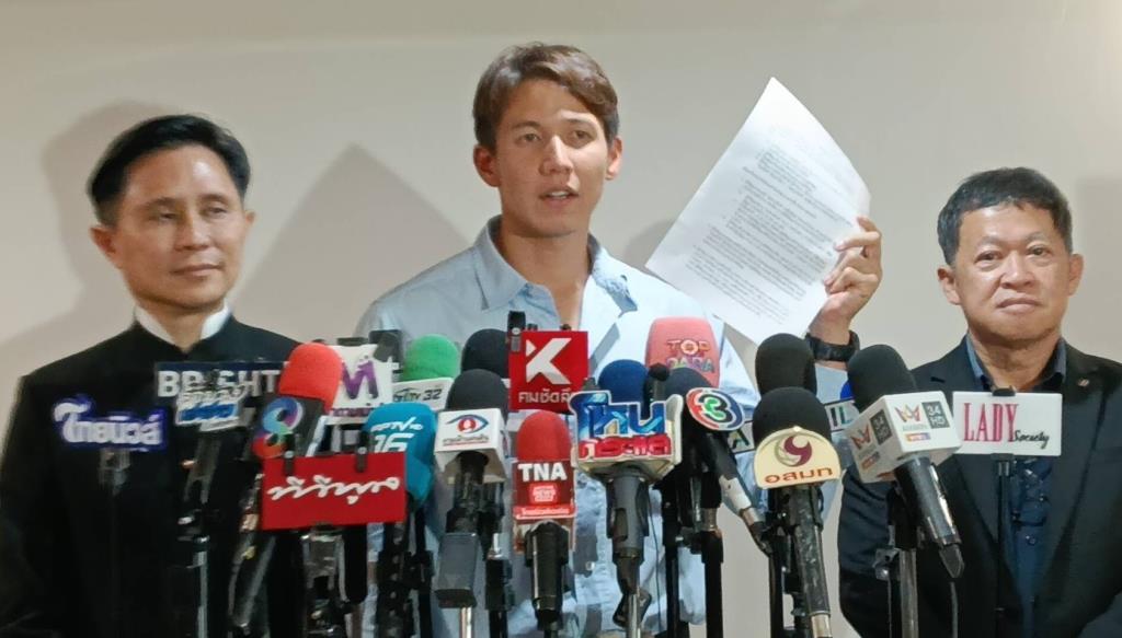 Psi Scott现身法院调解“不孝子”案 称曾被要求签署每年500万封口协议