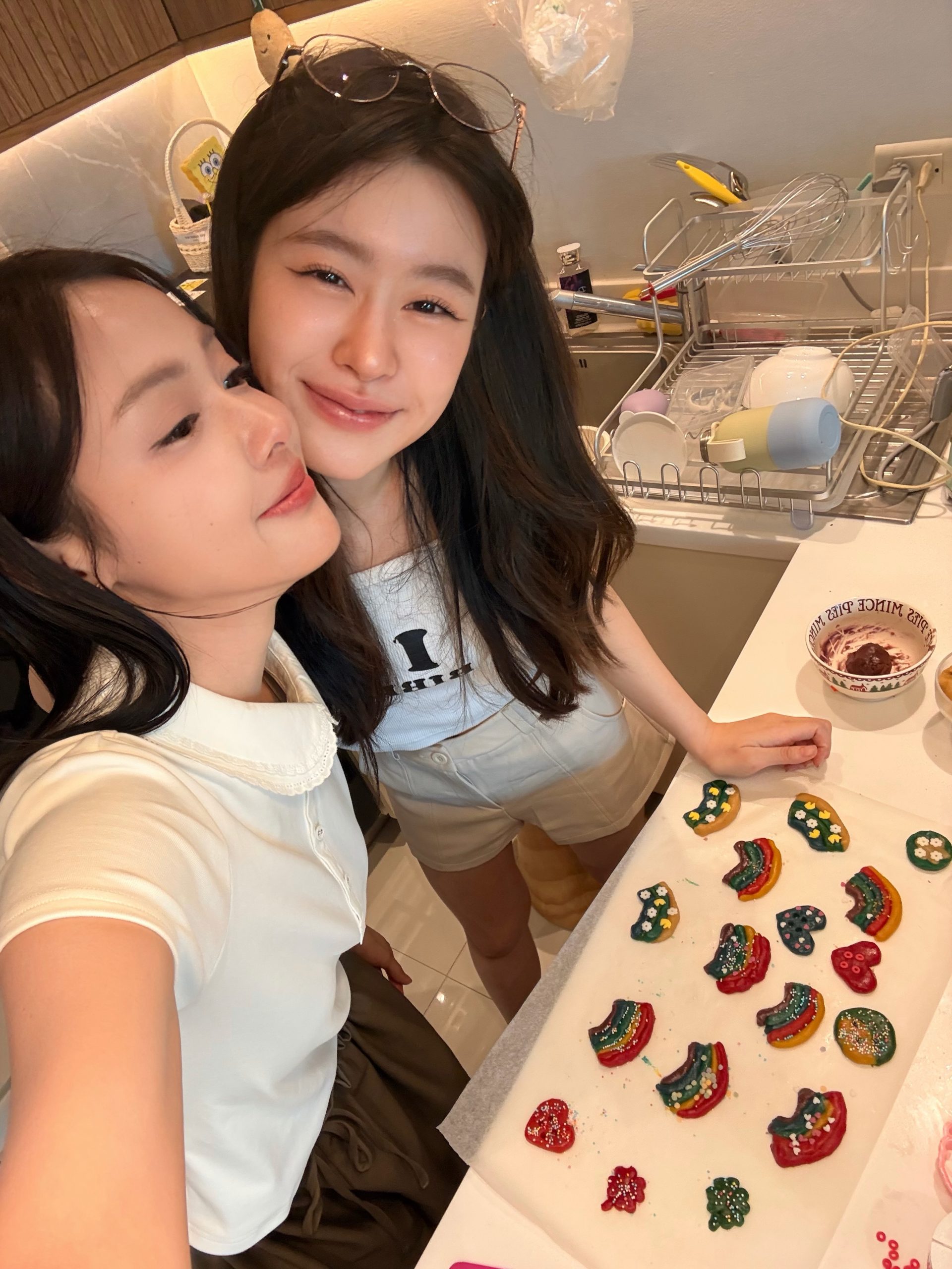 Oom与Bam收官前夕发糖 亲手制作彩虹饼干送粉丝