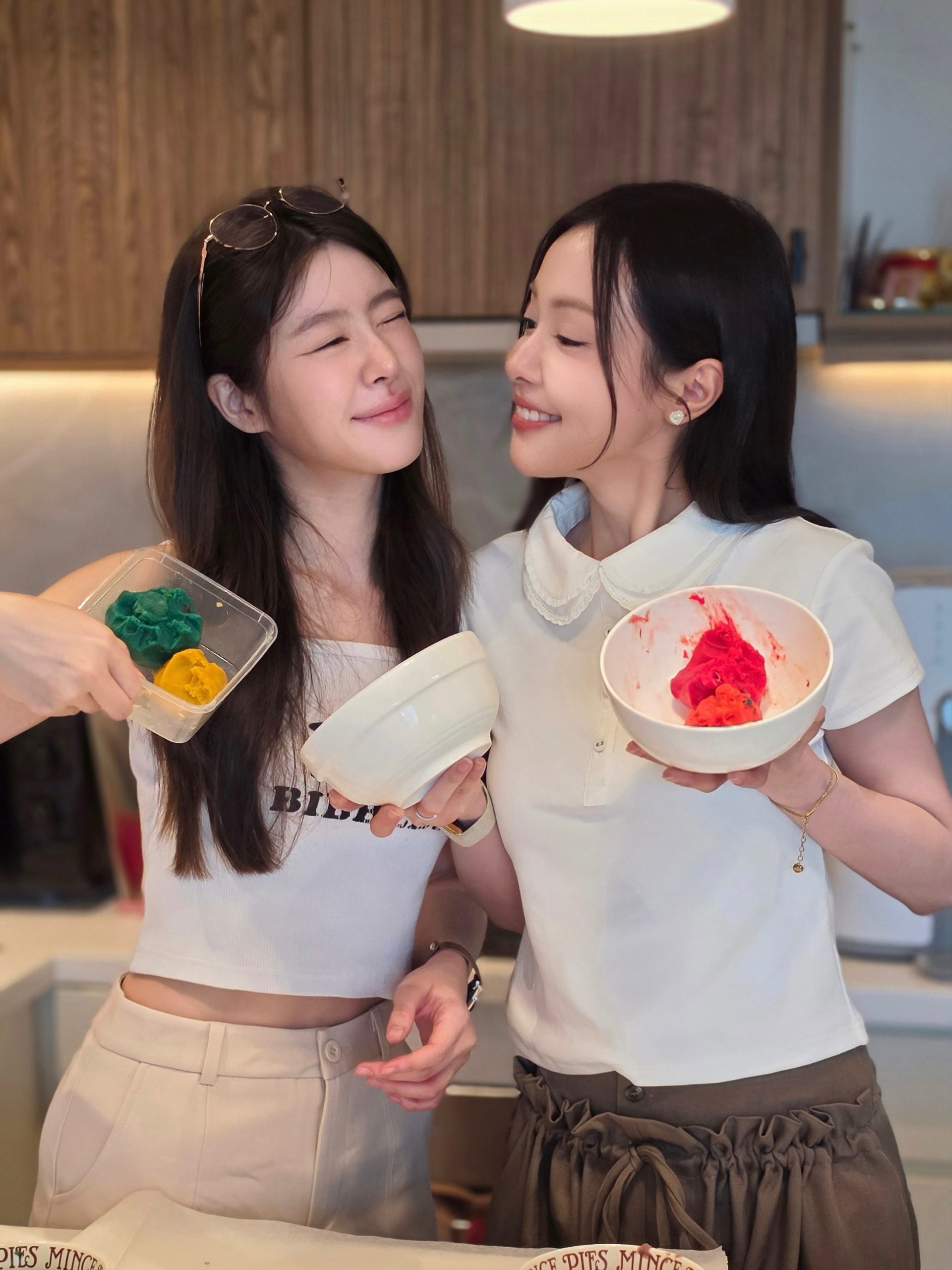 Oom与Bam收官前夕发糖 亲手制作彩虹饼干送粉丝