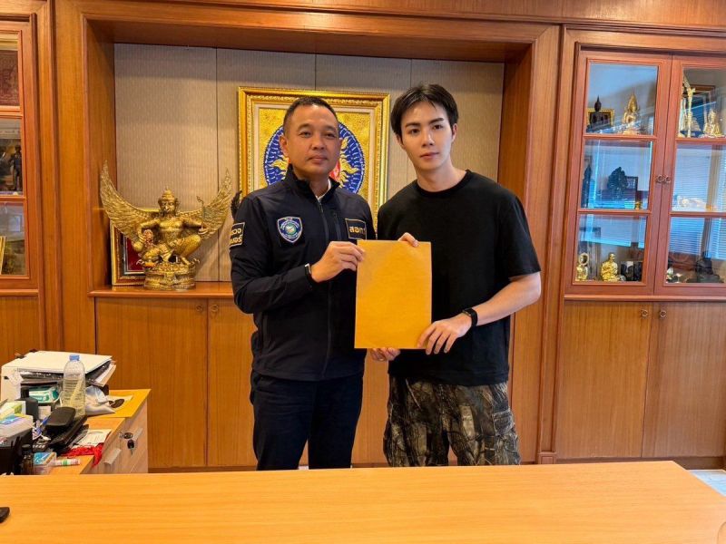 Zee Pruk现身警方单位报案，追究散布不实信息者法律责任