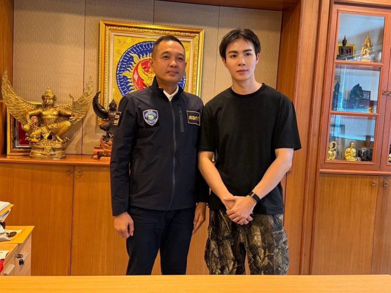 Zee Pruk现身警方单位报案,追究散布不实信息者法律责任