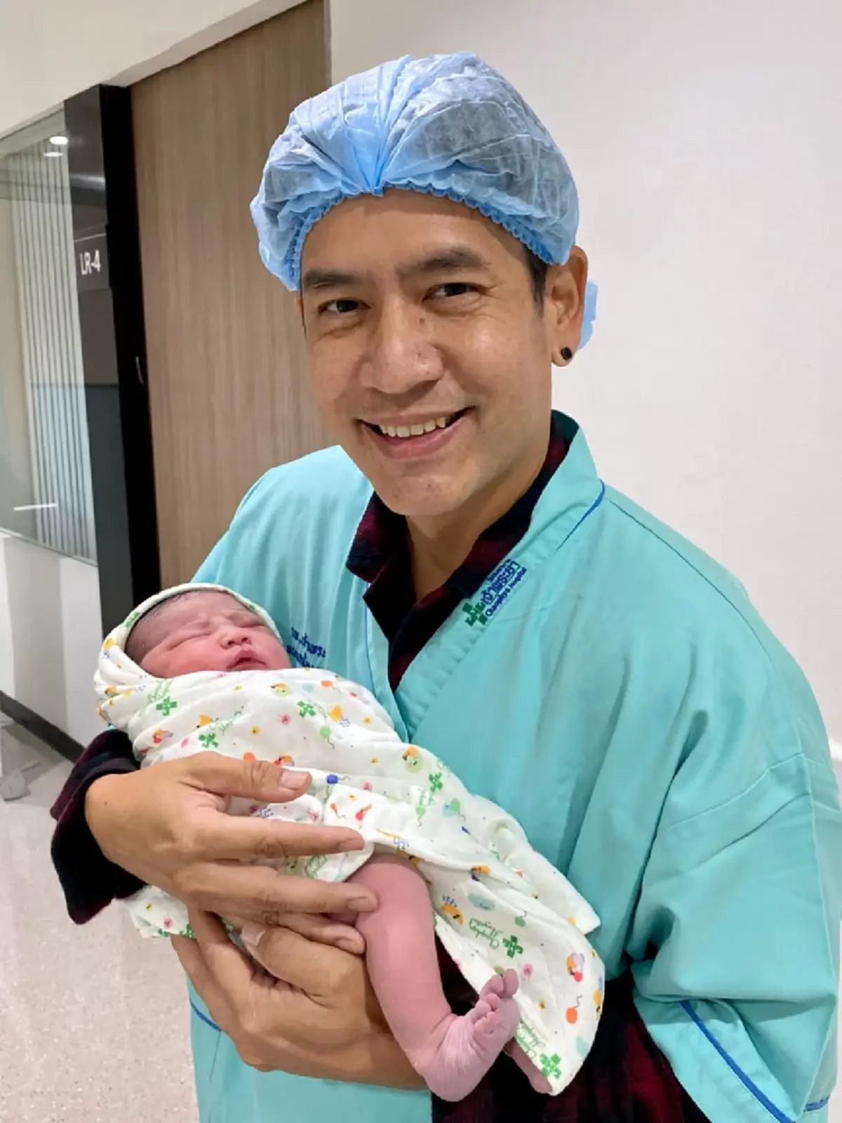 Tun Pichetchai升级当爸！妻子平安诞下爱女迎来新成员