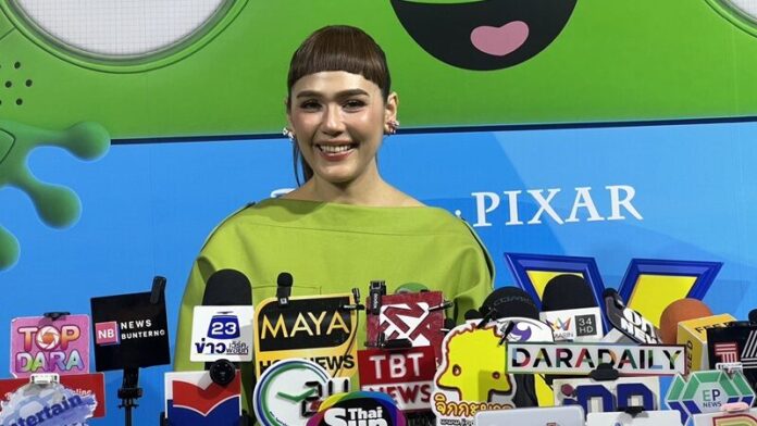 Chompoo回应女儿Gale拒绝总理抱抱 称从不强迫孩子做决定