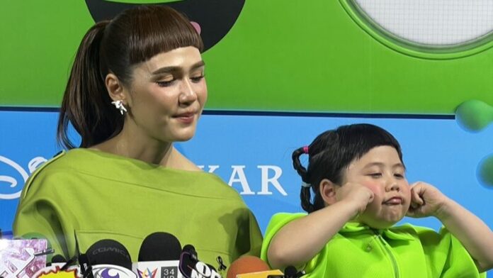 Chompoo回应女儿Gale拒绝总理抱抱 称从不强迫孩子做决定