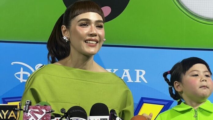 Chompoo回应女儿Gale拒绝总理抱抱 称从不强迫孩子做决定