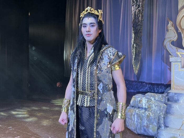 PeterPan排练音乐剧险遭道具砸中 称相信有神圣力量守护