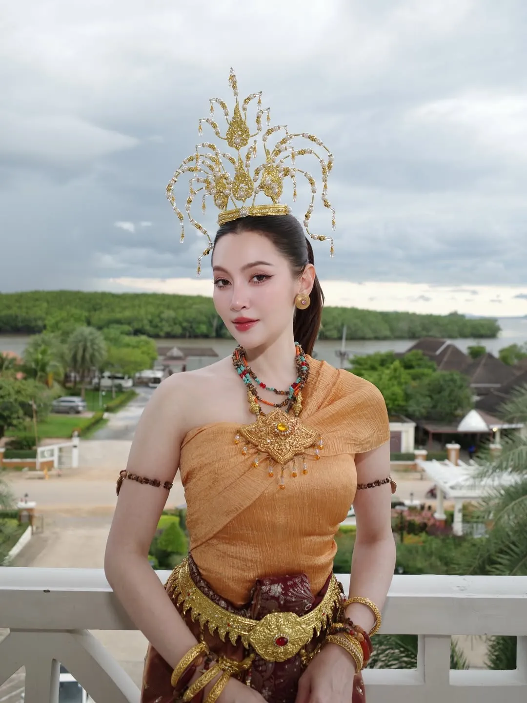Bella Ranee现身甲米府 跳传统舞祭拜那伽王