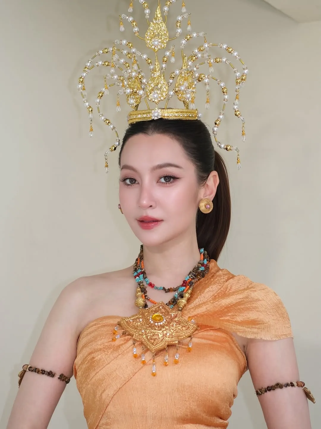 Bella Ranee现身甲米府 跳传统舞祭拜那伽王