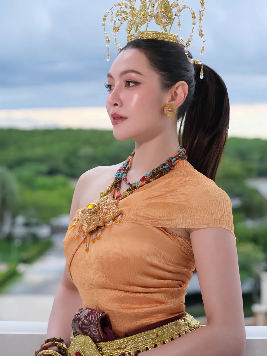 Bella Ranee现身甲米府 跳传统舞祭拜那伽王