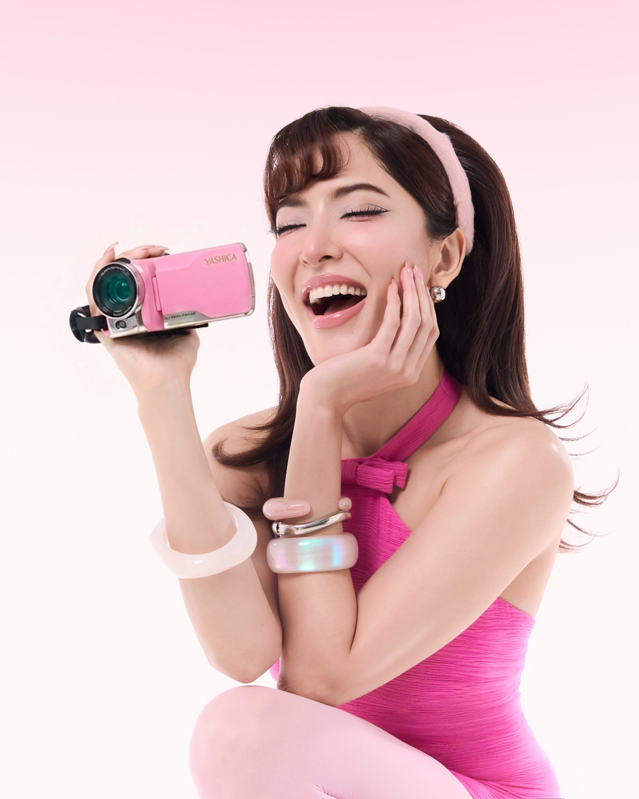 Pinky Savika迎来40岁生日 甜美粉色造型展现自信魅力