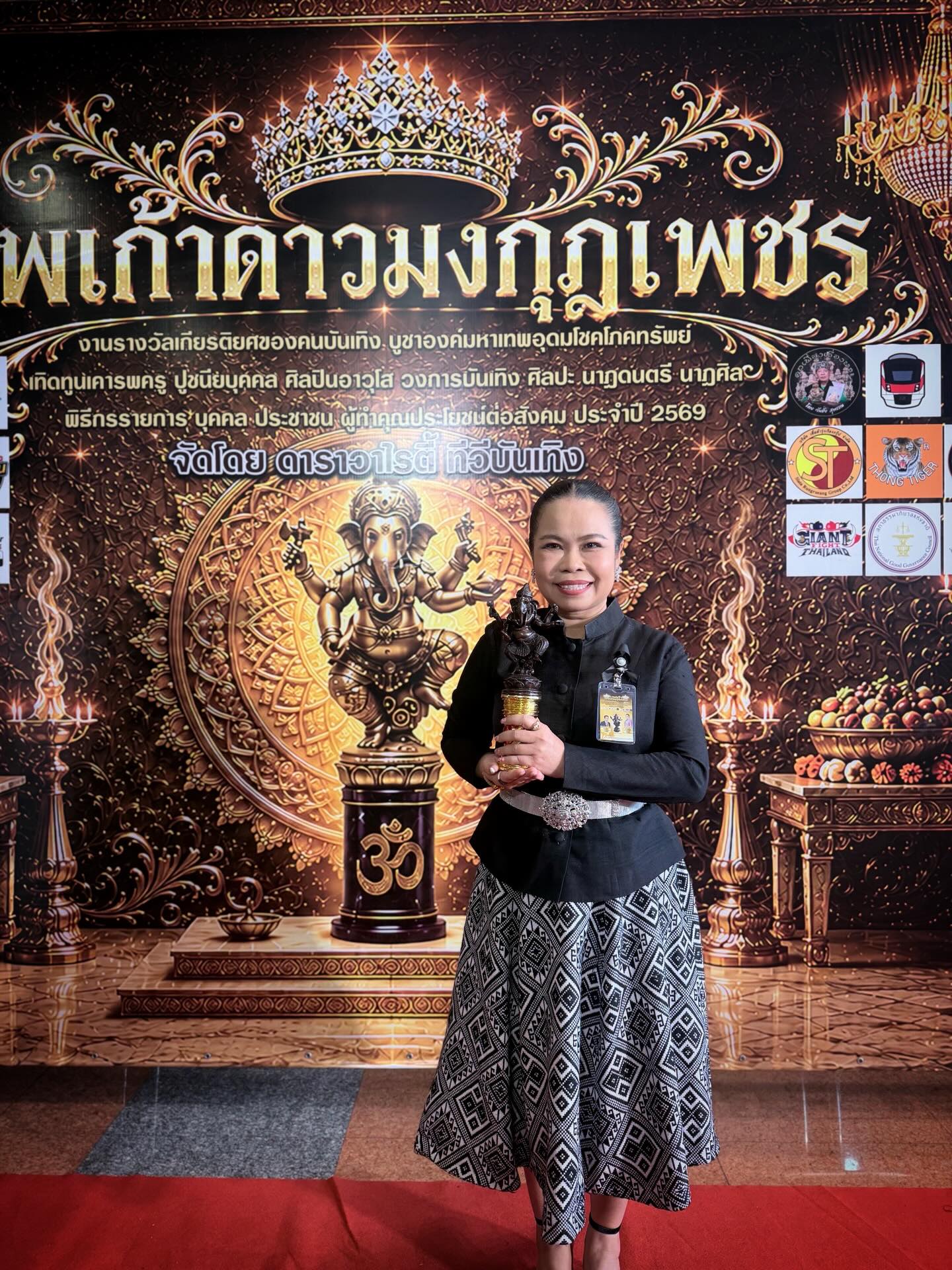 Tukky Sudarat手捧奖杯亮相 获Nopphakao Awards 2026最佳娱乐新闻女主播奖