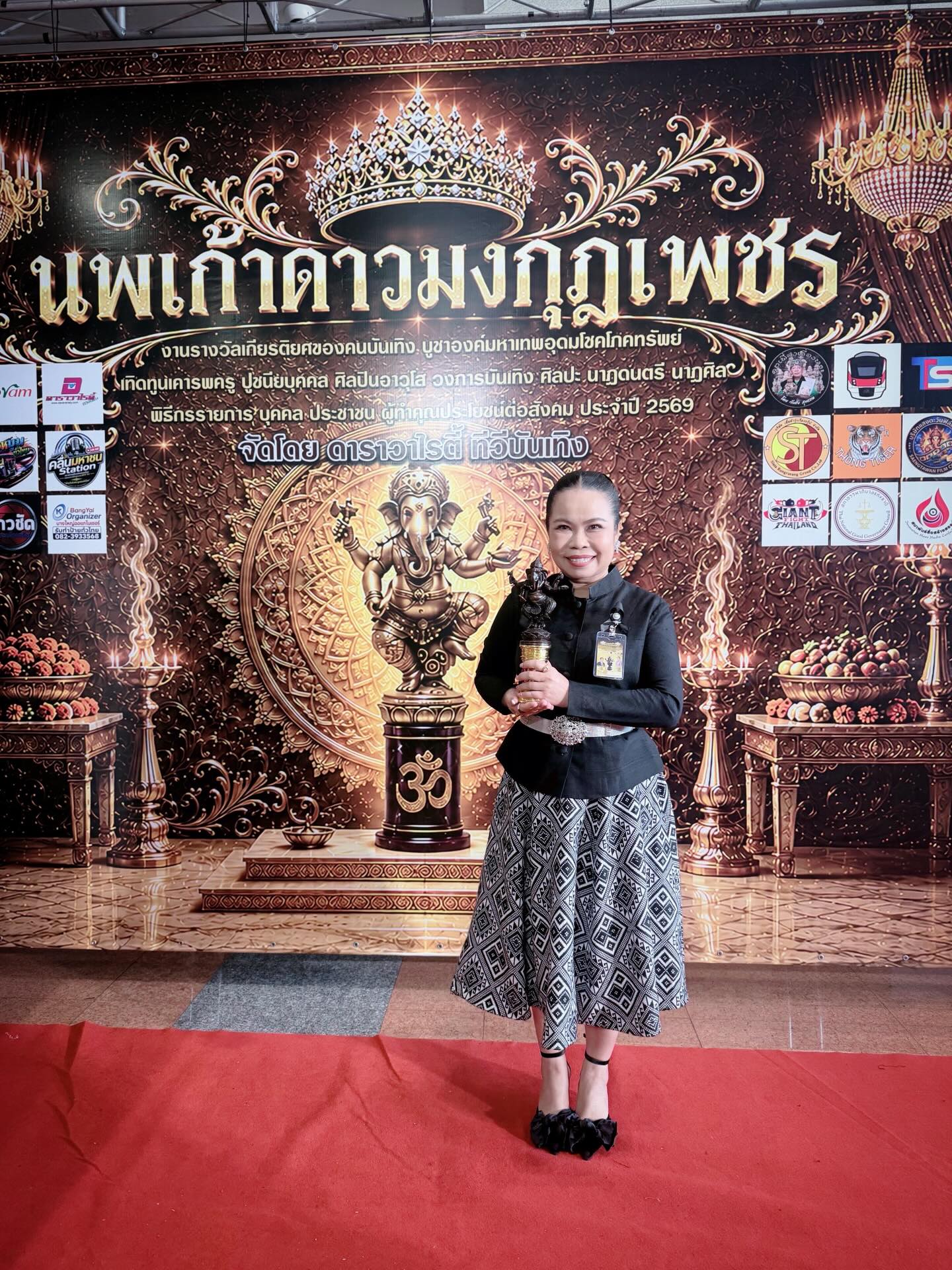 Tukky Sudarat手捧奖杯亮相 获Nopphakao Awards 2026最佳娱乐新闻女主播奖