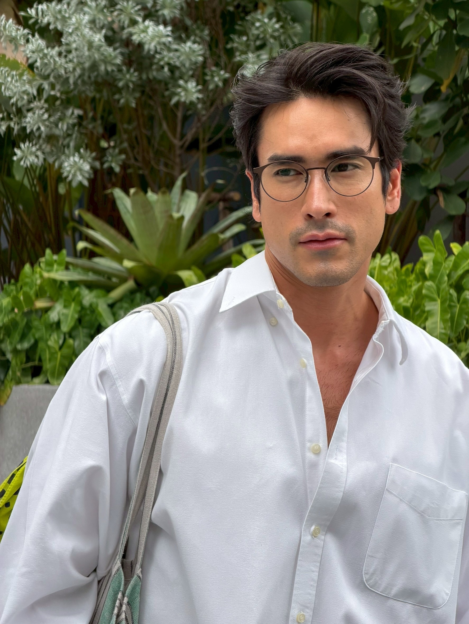 顶流毫无偶像包袱!Nadech公交站避雨画面引关注