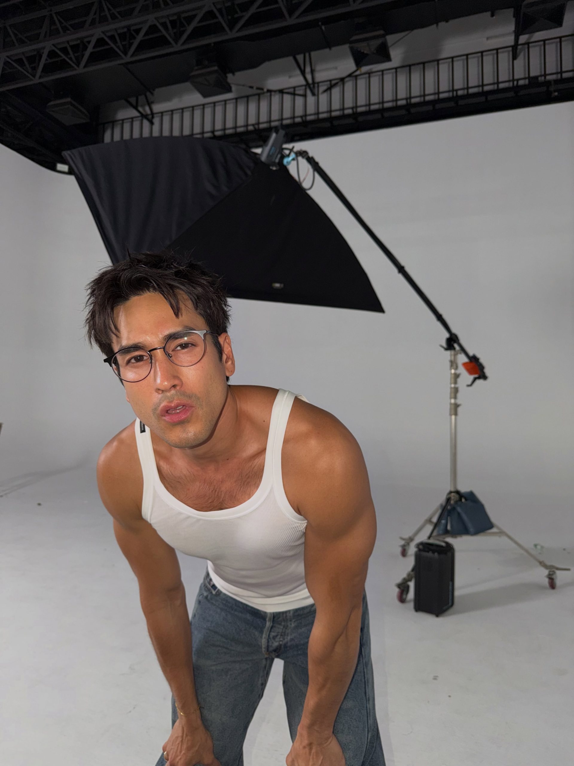 Nadech野外跑步意外成热议 焦点人物被调侃“无处不在”