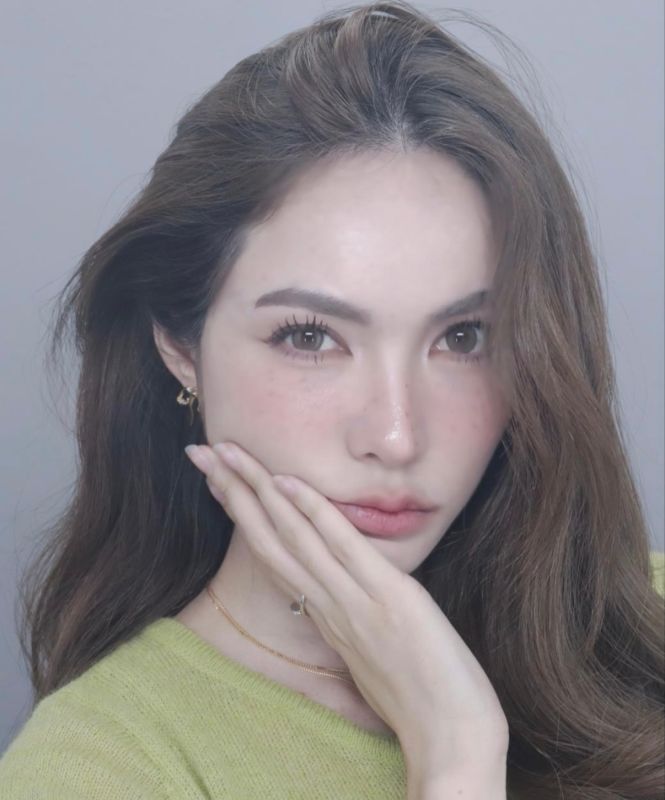 Charlotte回应与Nong Thana关系传闻 澄清当天多人同行并非单独相处