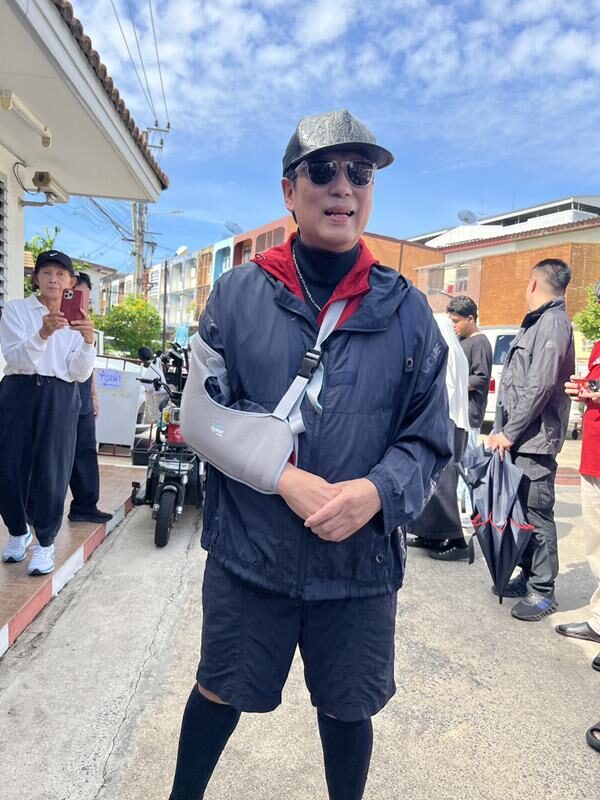 Bird Thongchai伤后首次公开露面 现身参与2026曼谷市长选举投票