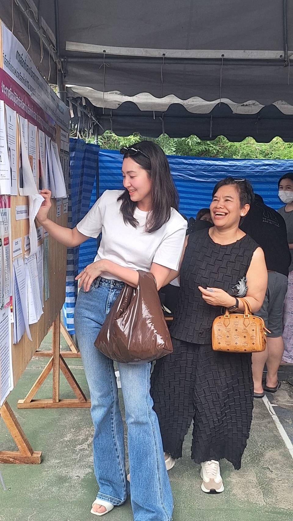 Bella Ranee携母亲参与曼谷市长选举投票 呼吁新市长倾听民意关注环境