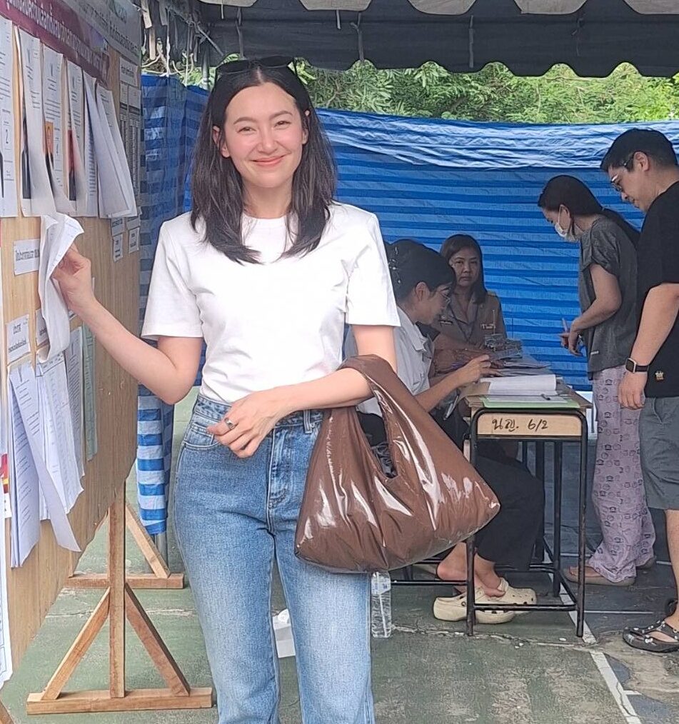 Bella Ranee携母亲参与曼谷市长选举投票 呼吁新市长倾听民意关注环境