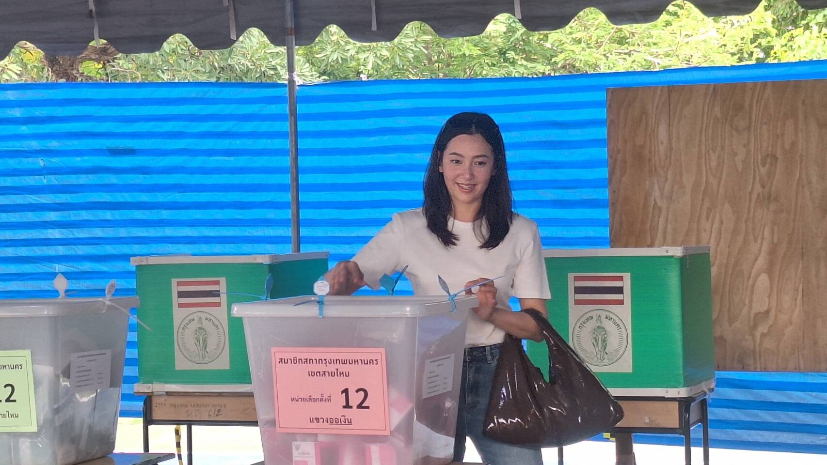 Bella Ranee携母亲参与曼谷市长选举投票 呼吁新市长倾听民意关注环境