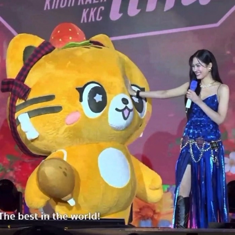 Lingling Kwong与吉祥物互动惹争议 网友质疑动作过大