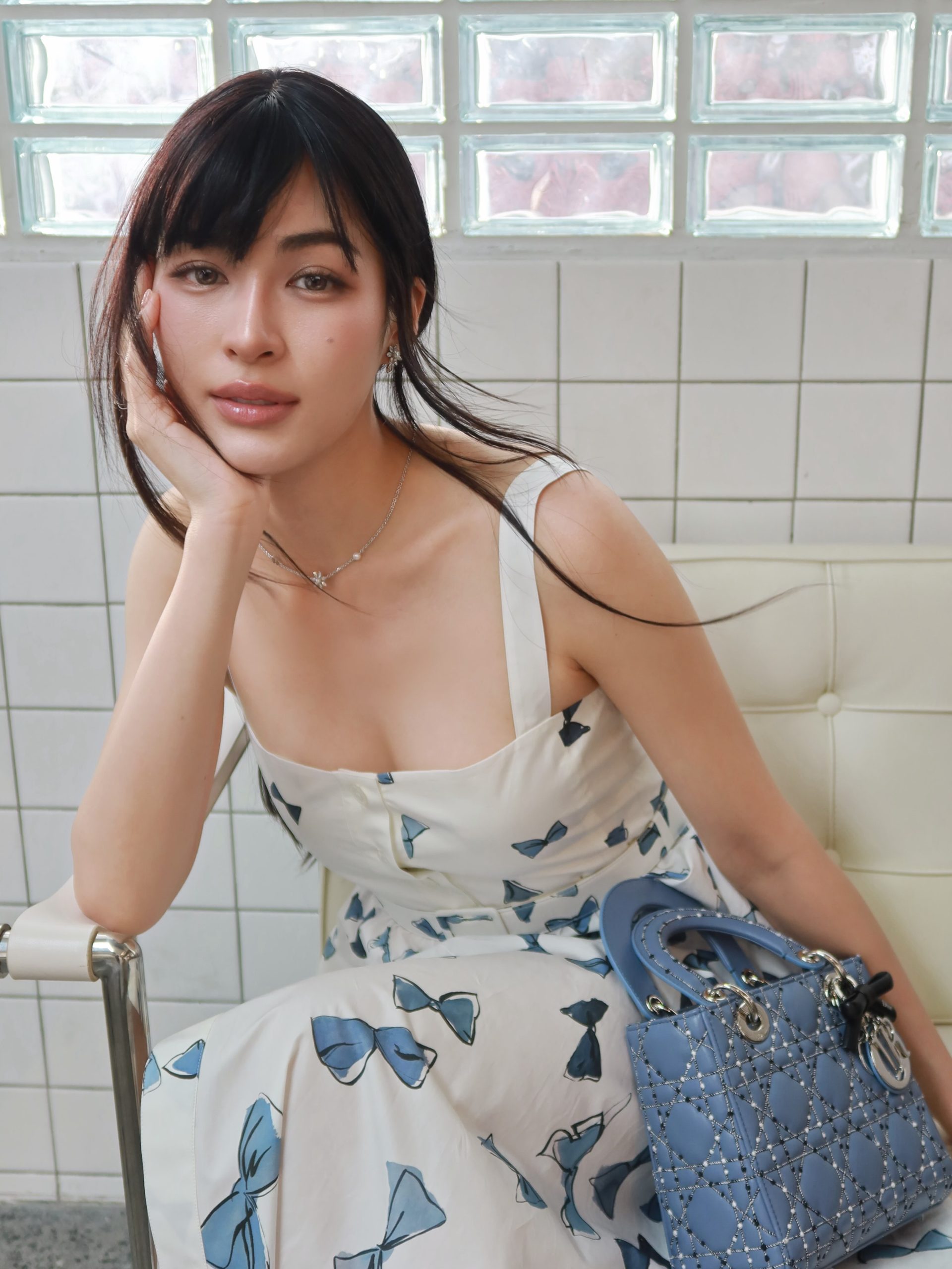 Lingling Kwong与吉祥物互动惹争议 网友质疑动作过大