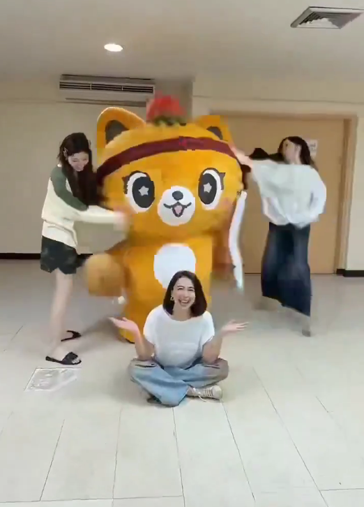Lingling Kwong与吉祥物互动惹争议 网友质疑动作过大