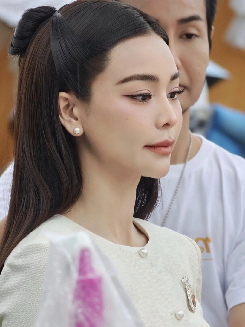 Engfa Waraha泰装亮相祭祀仪式 温婉优雅造型惊艳全场
