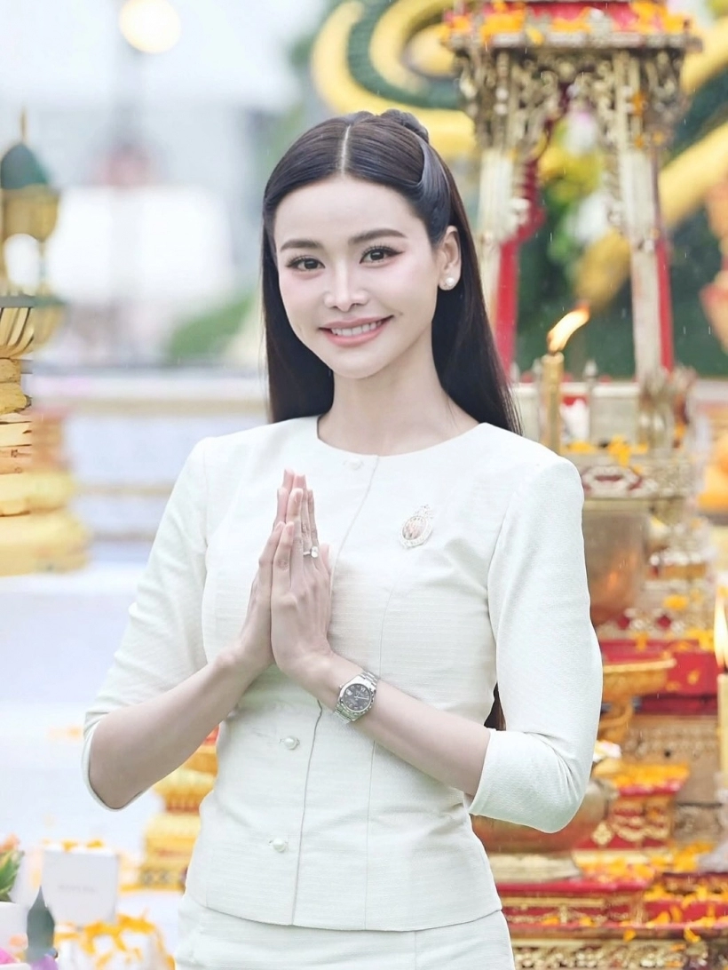 Engfa Waraha泰装亮相祭祀仪式 温婉优雅造型惊艳全场