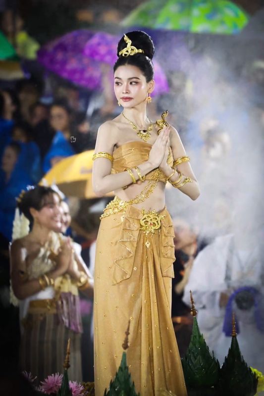 暴雨中坚持完成献舞！Engfa Waraha敬业精神获全网点赞