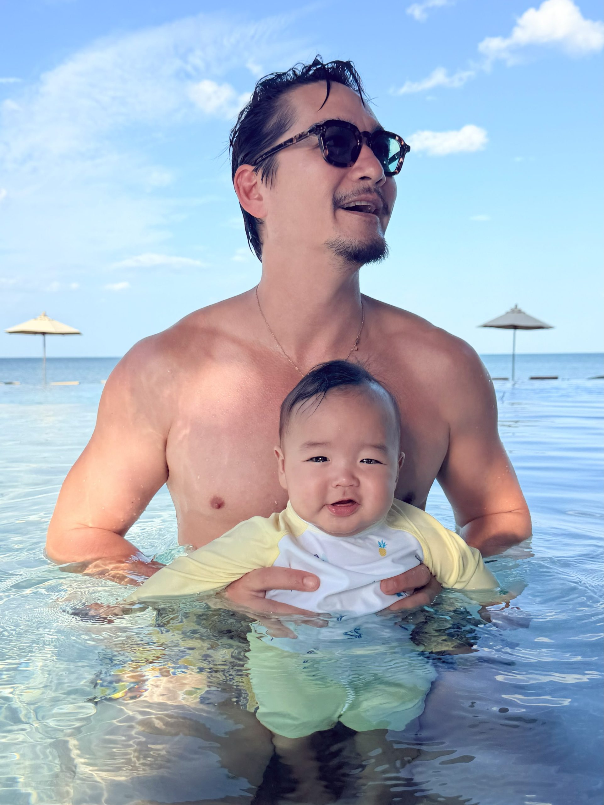 Ananda携妻儿赴华欣度假 抱5个月大儿子下海玩水画面温馨