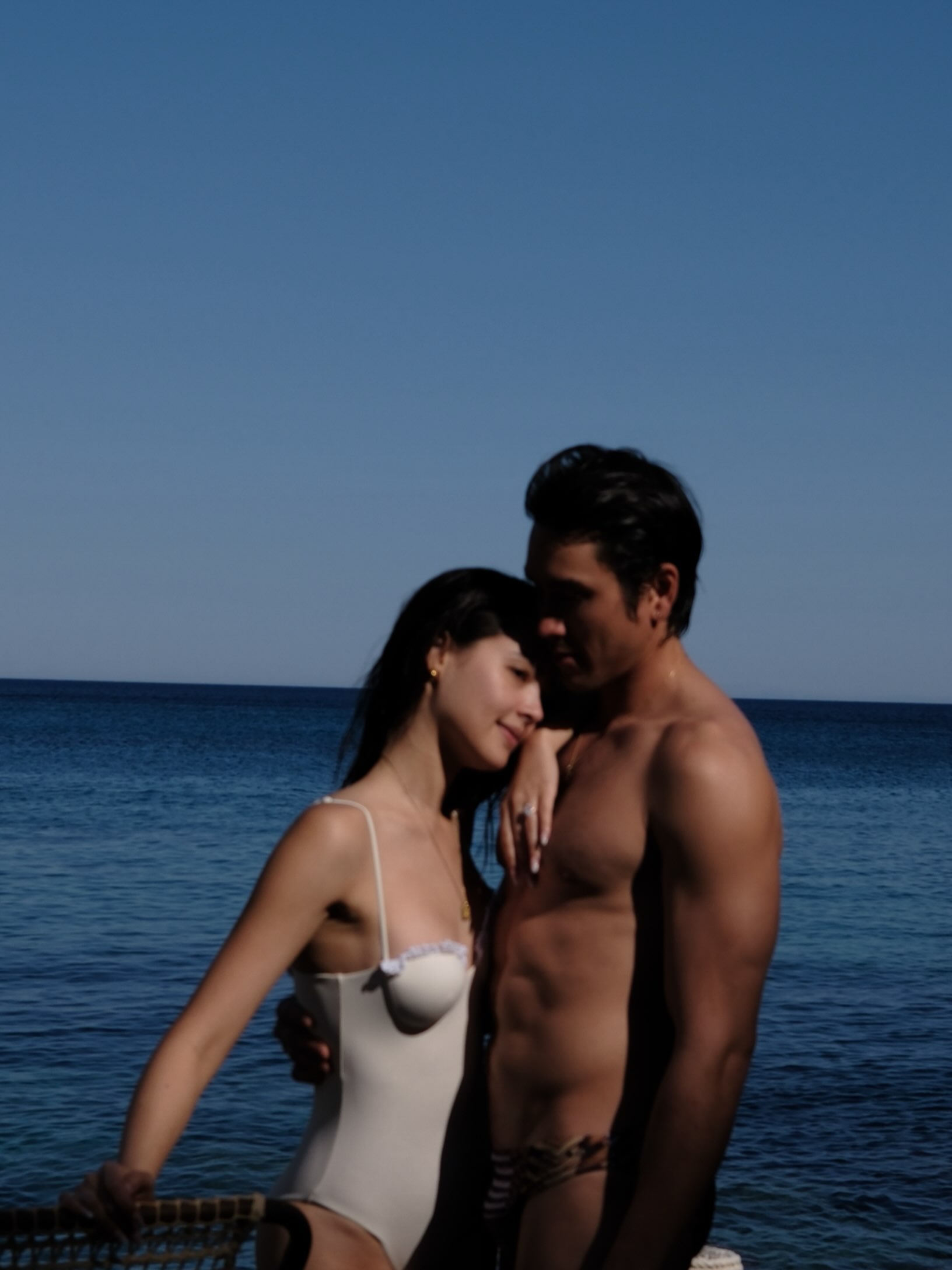 Nadech与Yaya婚礼庆典倒计时！海边亲密合照提前放闪