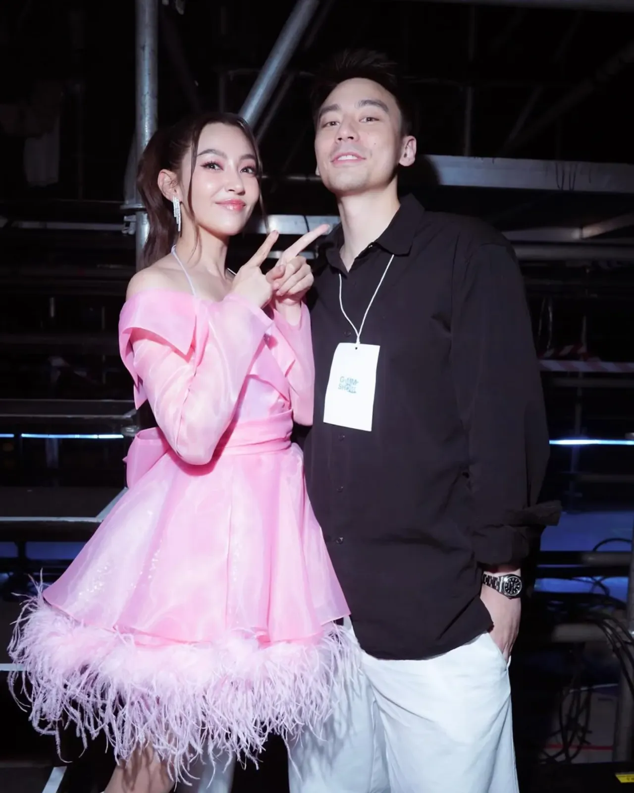 新加坡甜蜜同框!Bella与男友Will感情依旧稳定 打破分手传闻