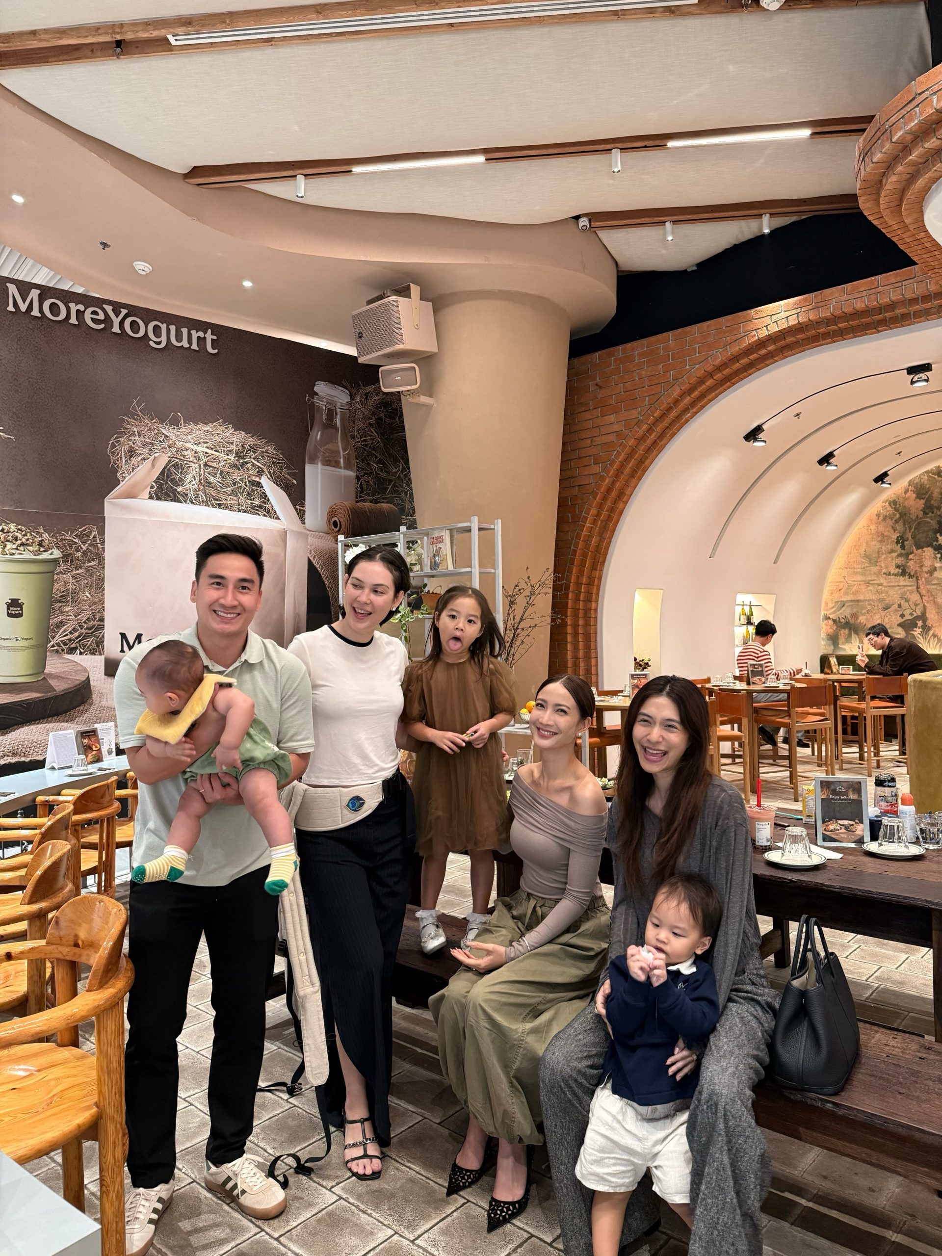 Taew、Matt、Mew久违合体聚会 网友催Taew加入“妈妈团”