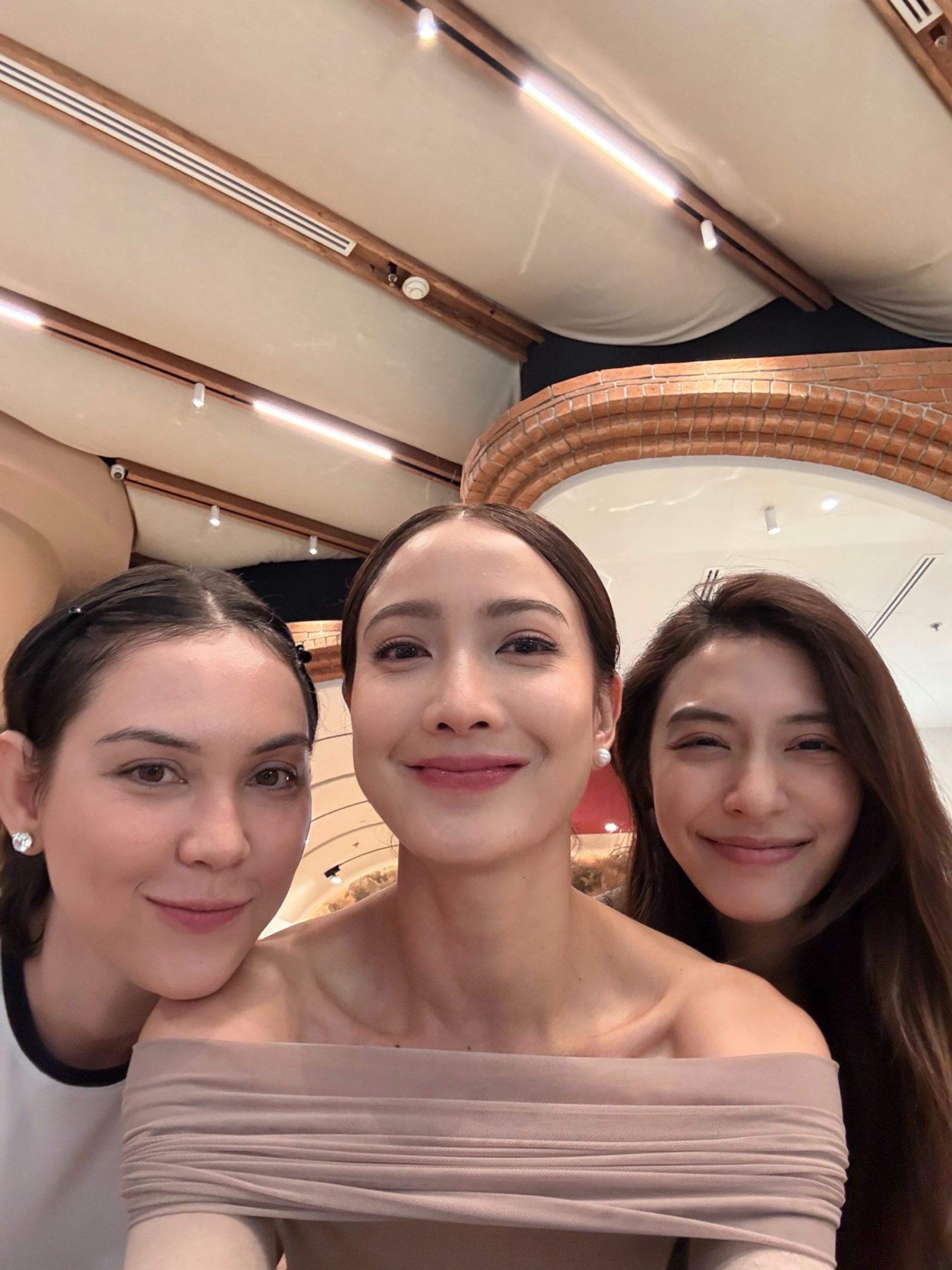 Taew、Matt、Mew久违合体聚会 网友催Taew加入“妈妈团”