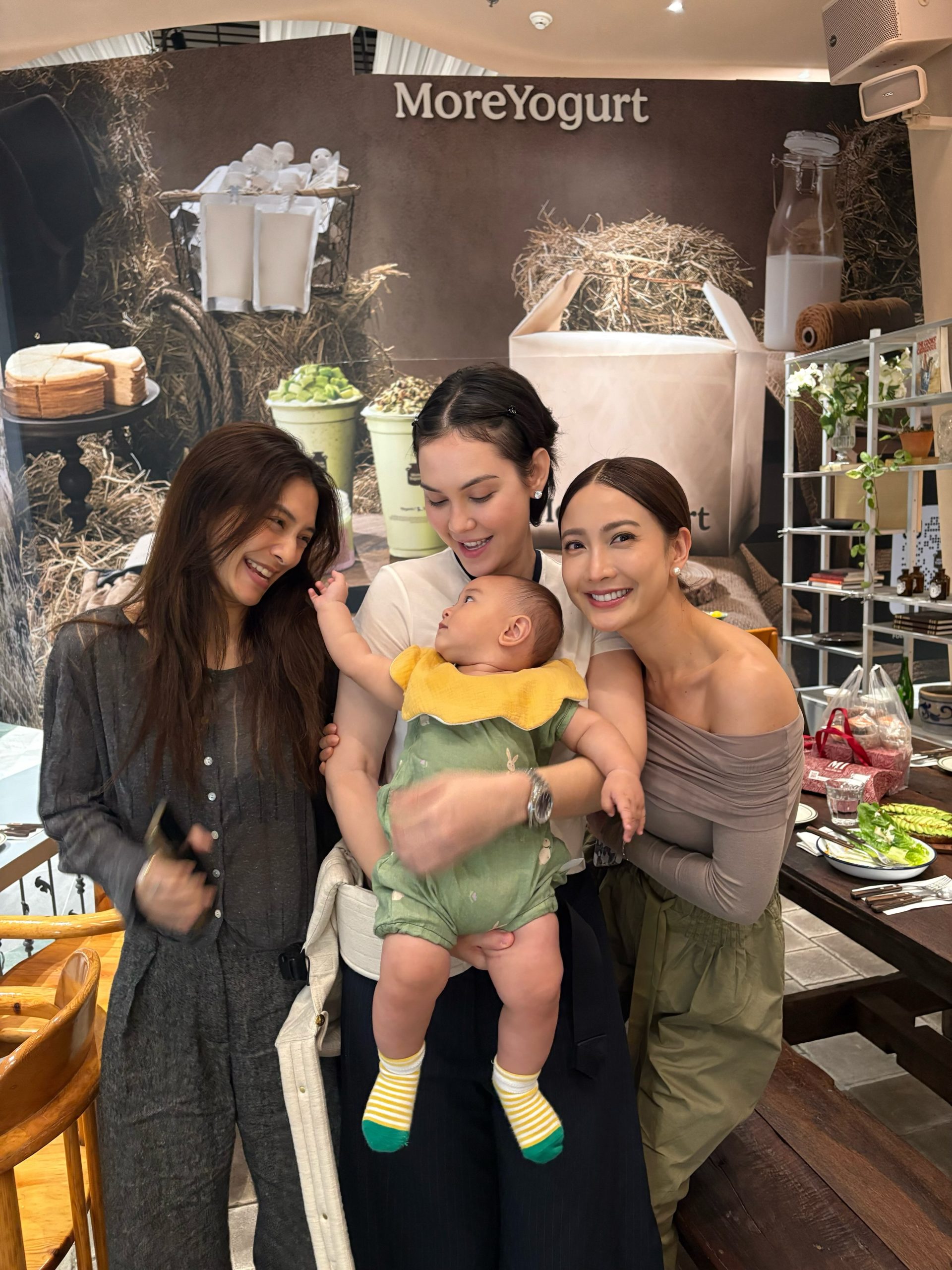 Taew、Matt、Mew久违合体聚会 网友催Taew加入“妈妈团”