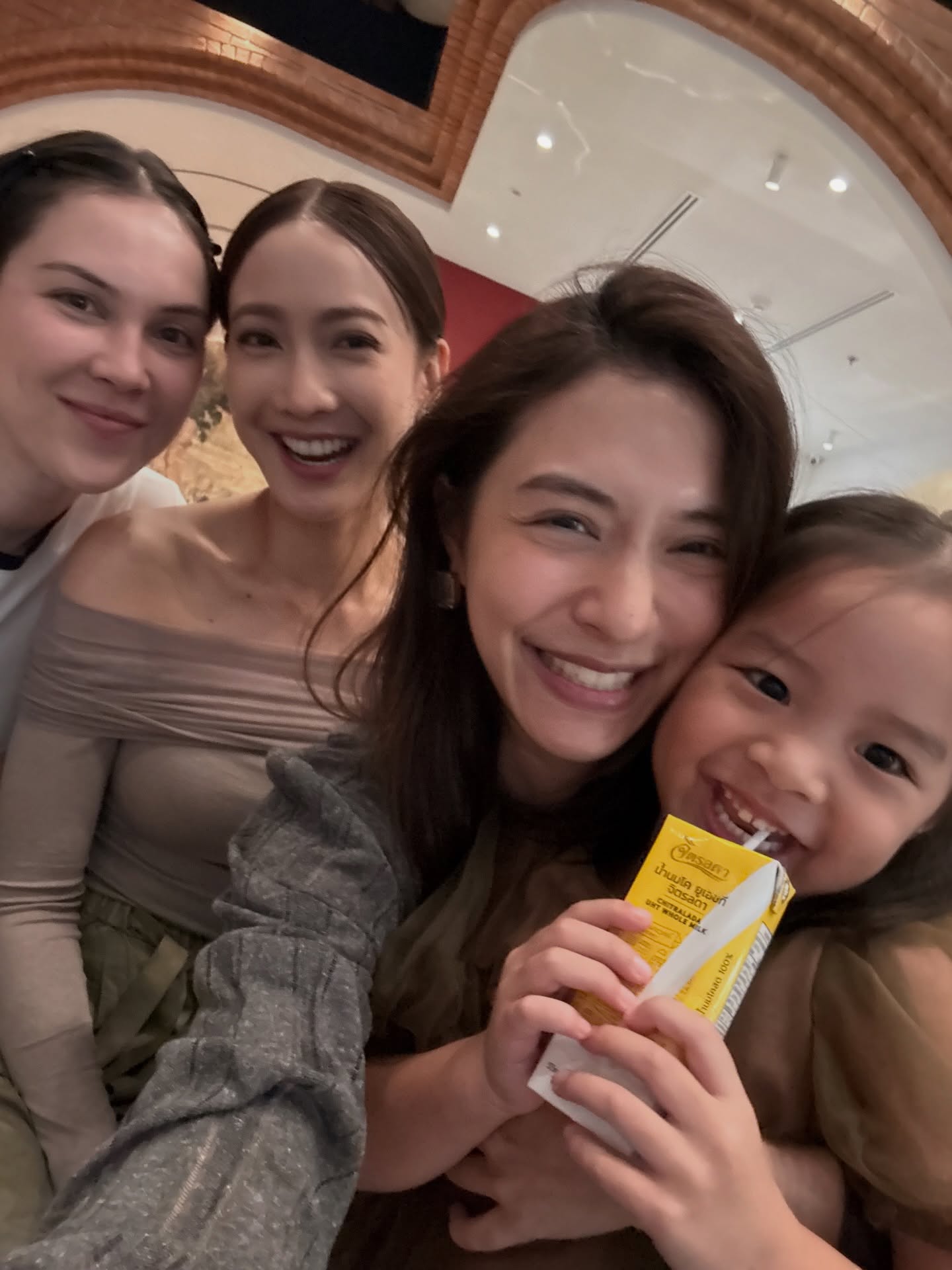 Taew、Matt、Mew久违合体聚会 网友催Taew加入“妈妈团”