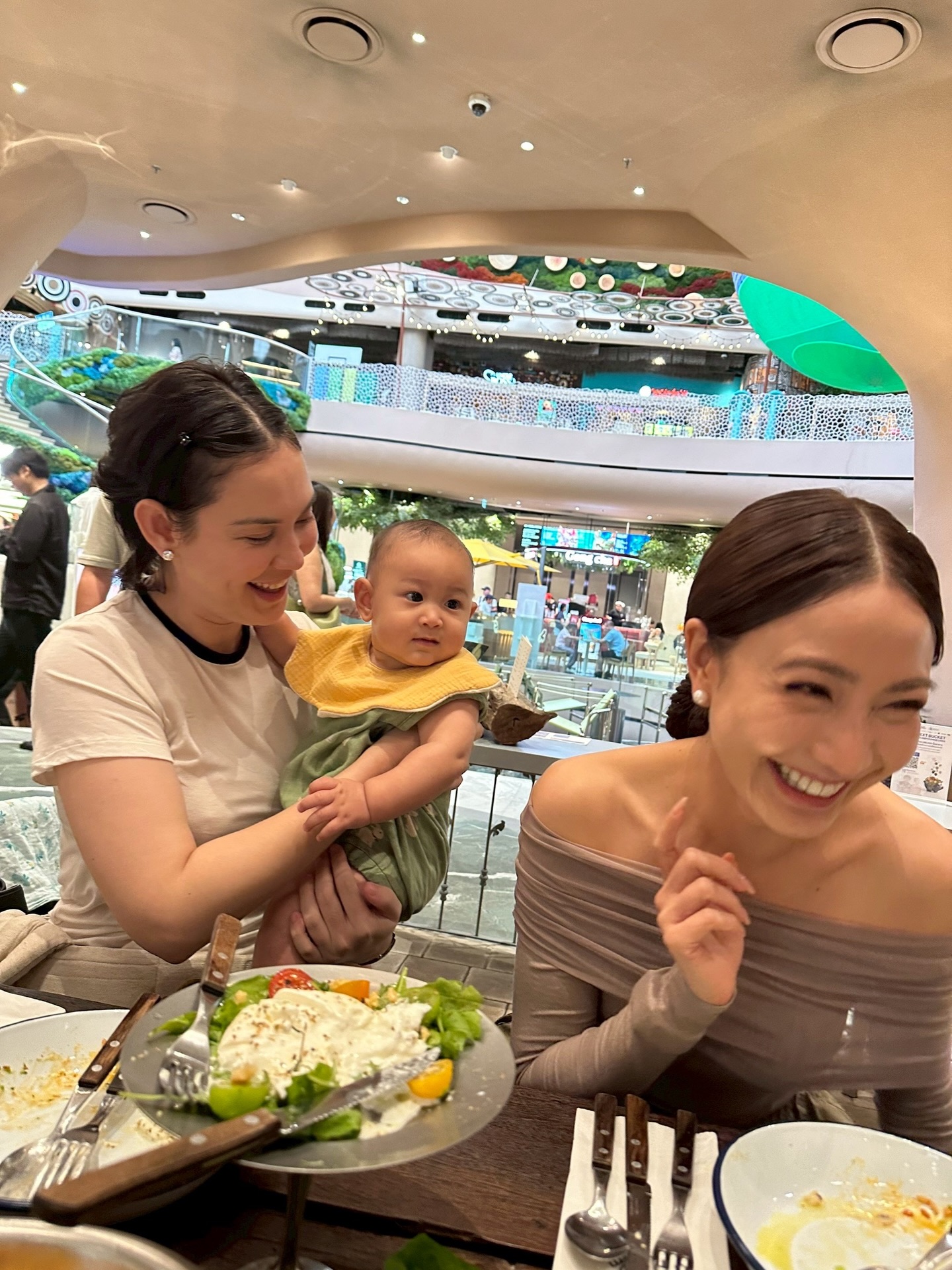 Taew、Matt、Mew久违合体聚会 网友催Taew加入“妈妈团”
