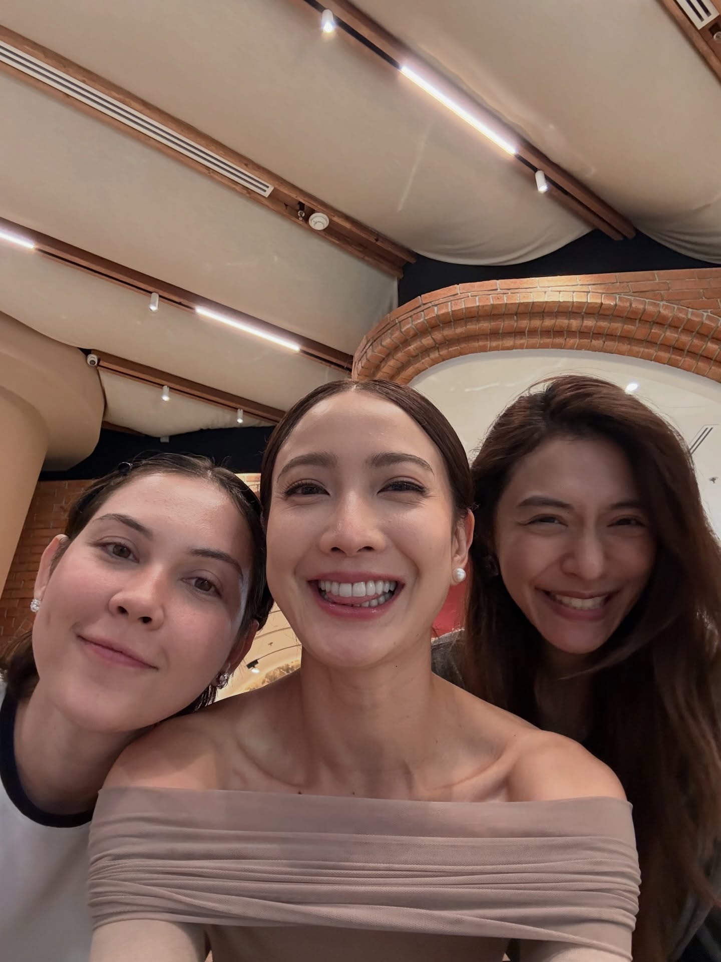 Taew、Matt、Mew久违合体聚会 网友催Taew加入“妈妈团”