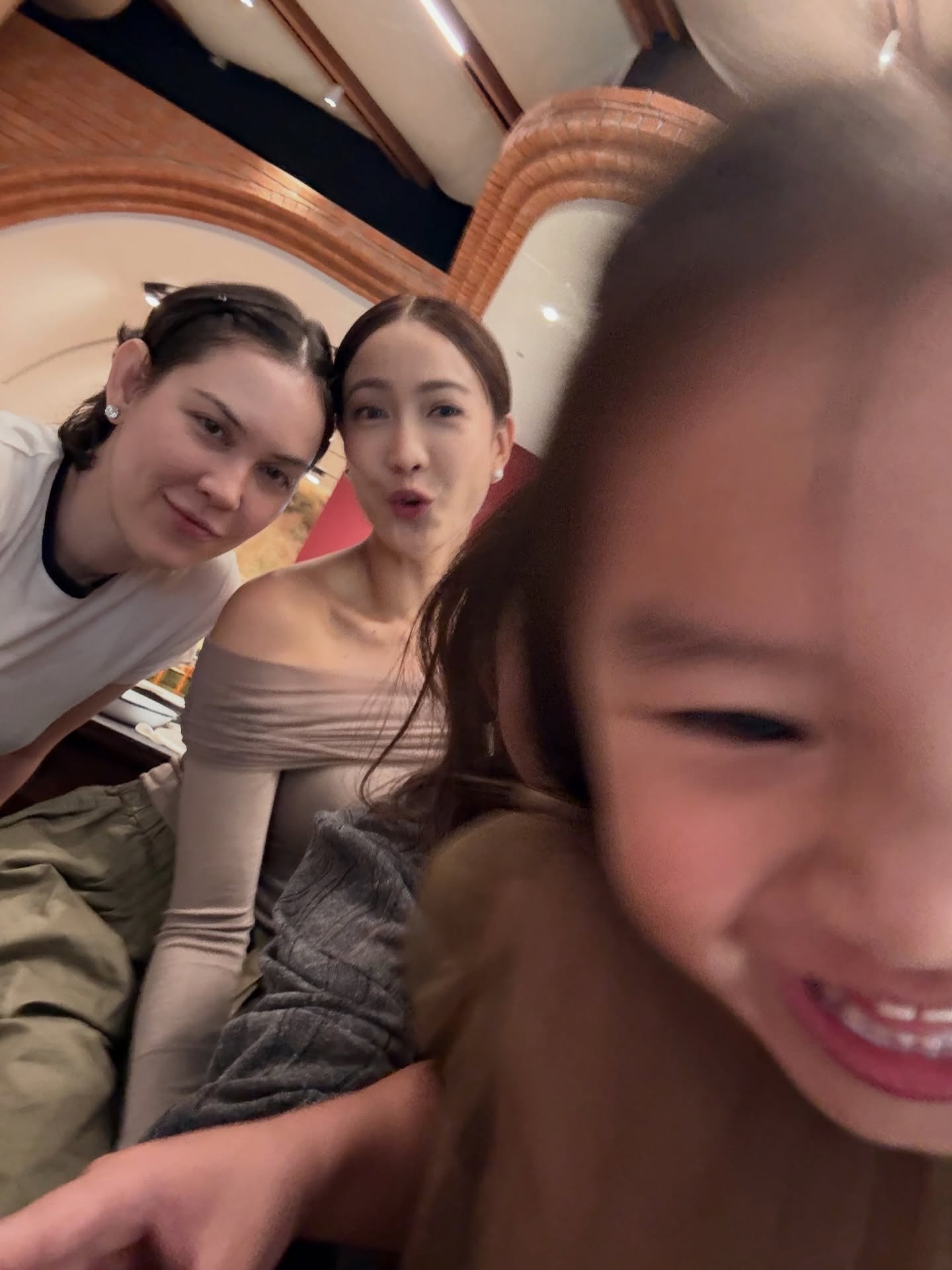 Taew、Matt、Mew久违合体聚会 网友催Taew加入“妈妈团”