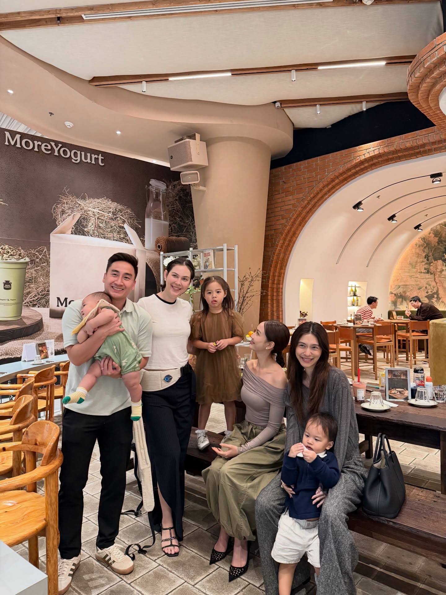 Taew、Matt、Mew久违合体聚会 网友催Taew加入“妈妈团”