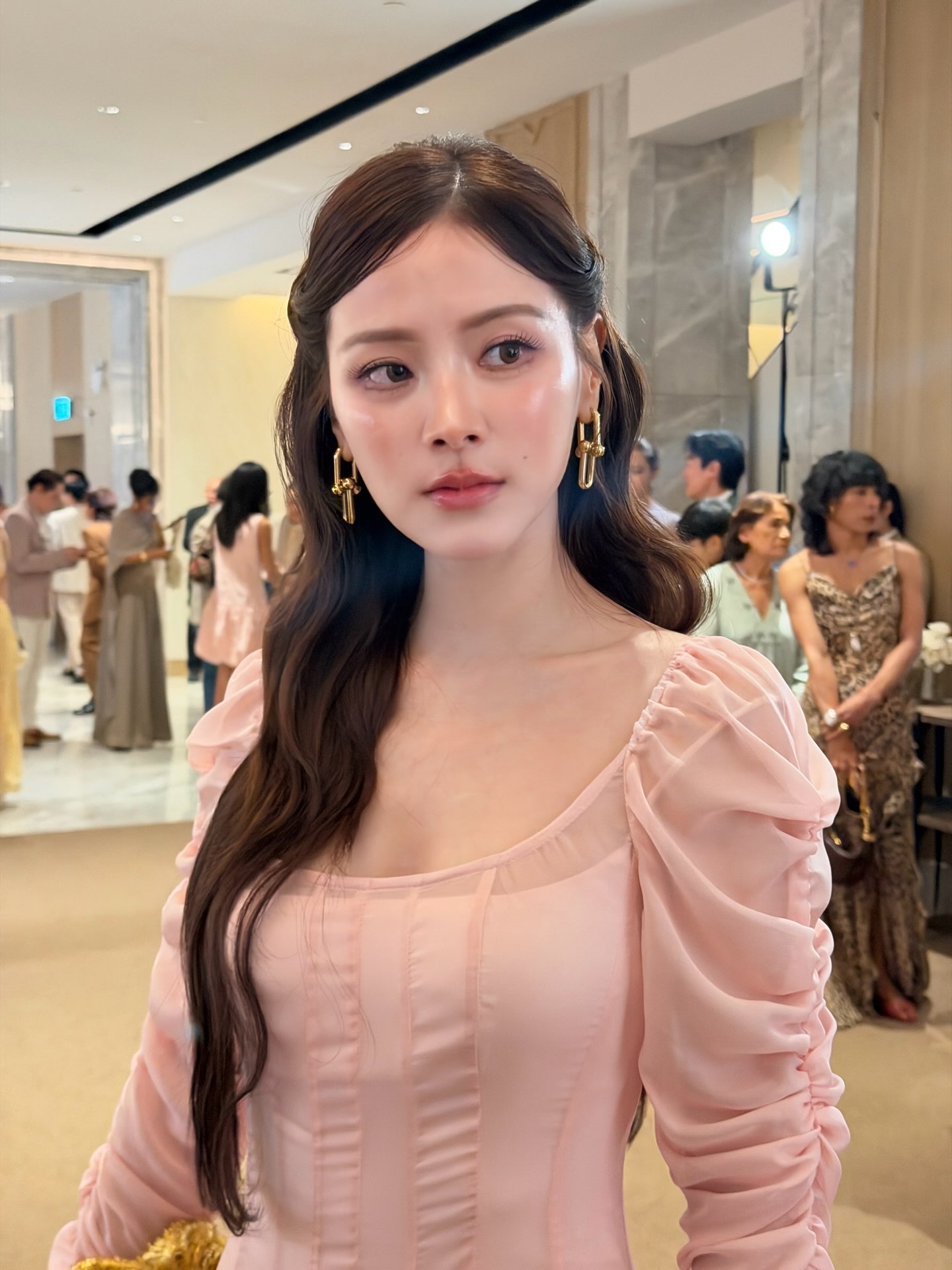 Baifern持续资助弱势学子多年 澄清婚礼跌倒原因