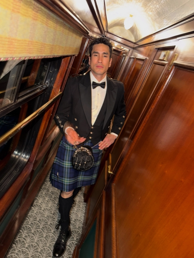 Nadech、Yaya甜游苏格兰 Nadech传统服饰造型成焦点
