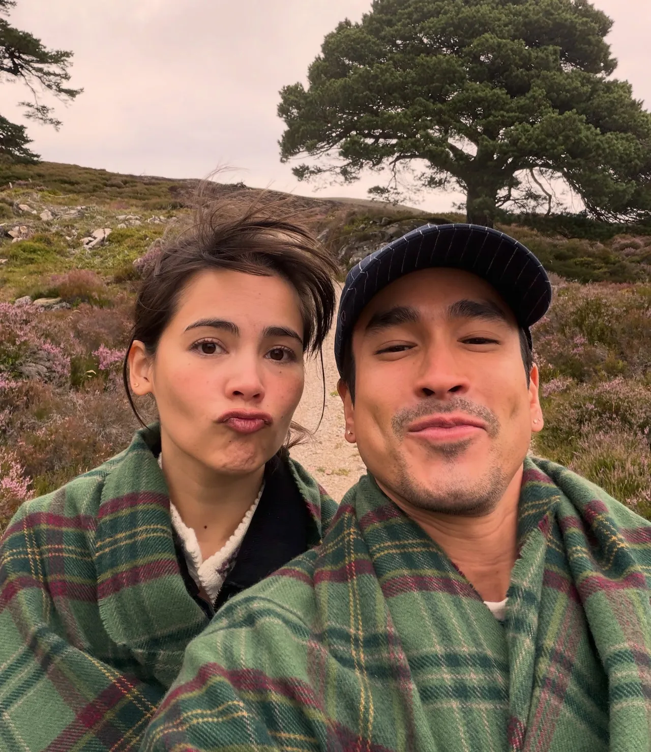 Nadech & Yaya蜜月持续放闪 山谷相拥甜蜜拥吻