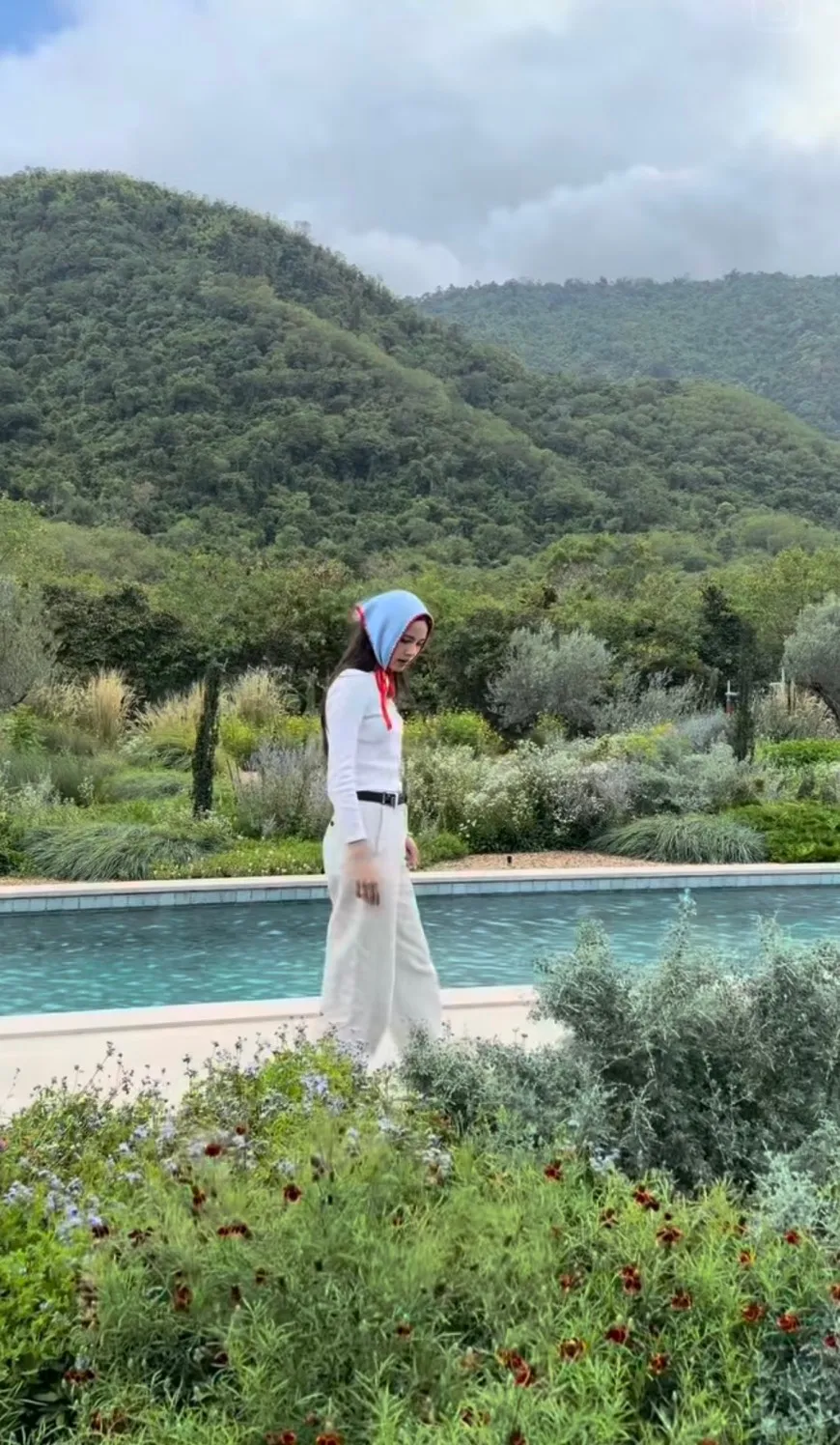 Yaya陪家人考艾度假 田园美景让粉丝羡慕