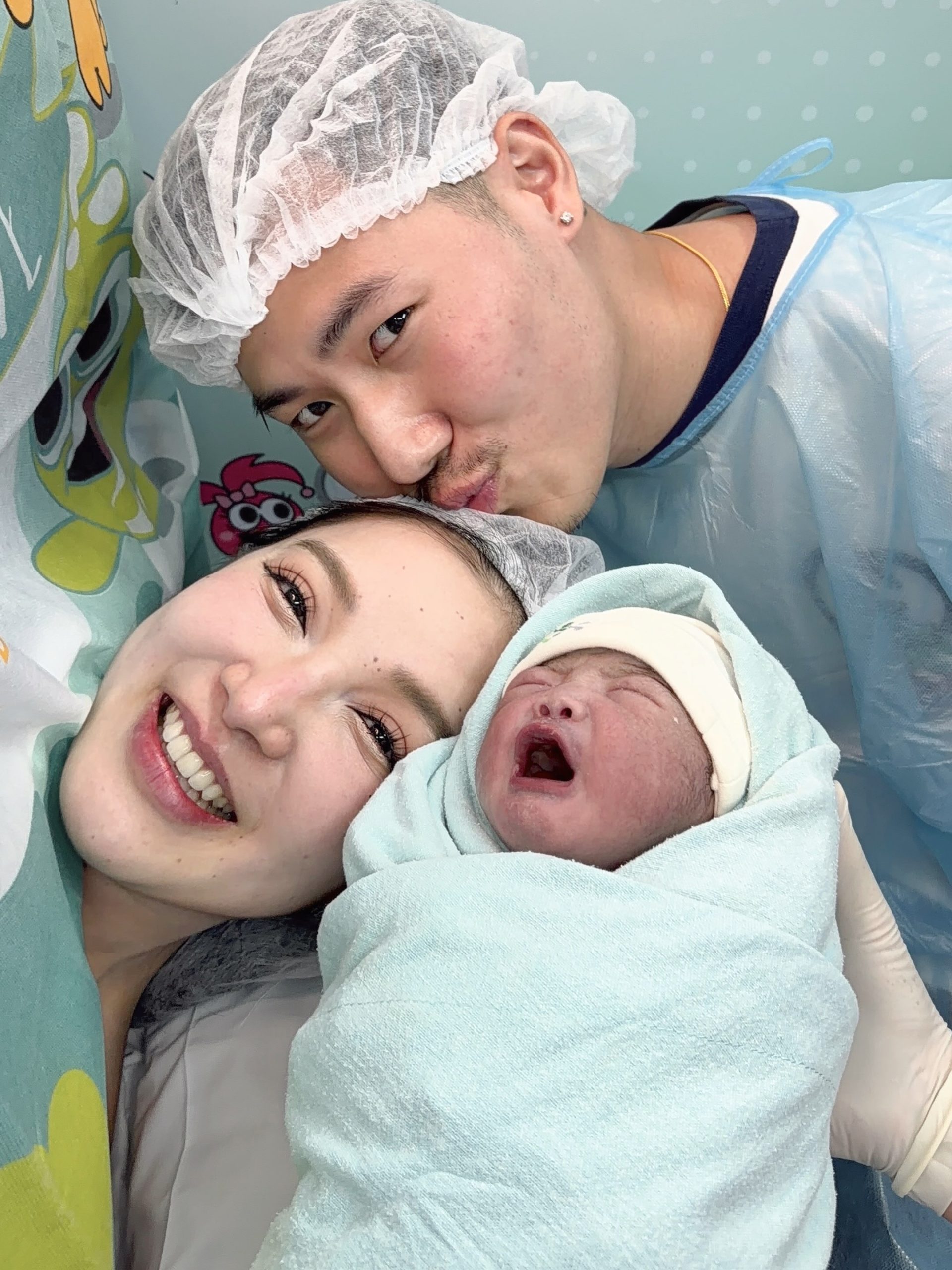 恭喜！Pat Napapa平安诞下女儿 晒一家人首张温馨合照